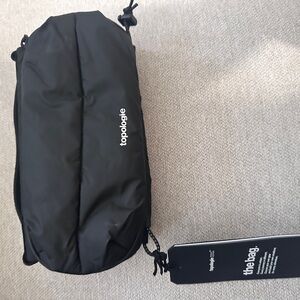 TOPOLOGIE Bottle Sacoche black with red inside